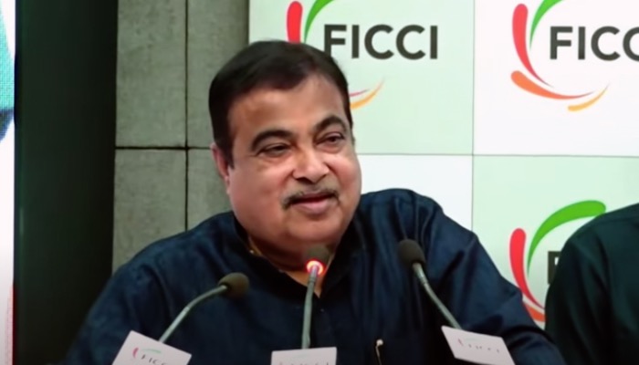 अचानक मंच पर इशारों-इशारों में Nitin Gadkari ने कह दी बड़ी बात, सुनकर Modi भी रह जाएंगे हैरान