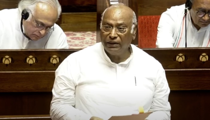 Sonia Gandhi के सामने जब सदन में Dhankhar और Kharge में हुई तीखी बहस