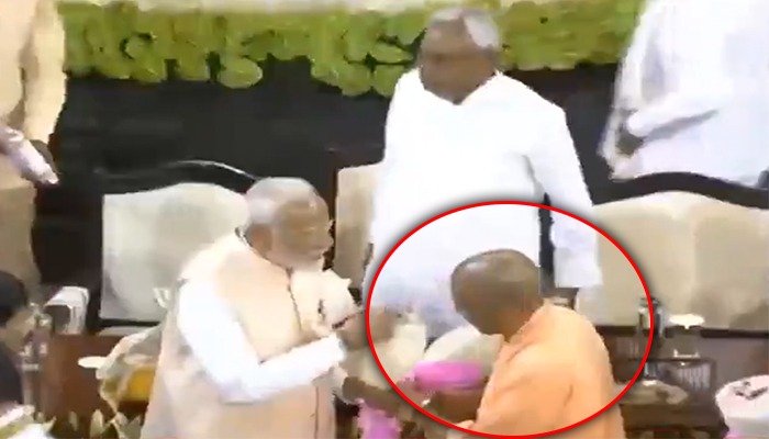 Modi और Yogi Adityanath ने सरेआम मंच से Nitish और Chandrababu को गजब मैसेज दिया