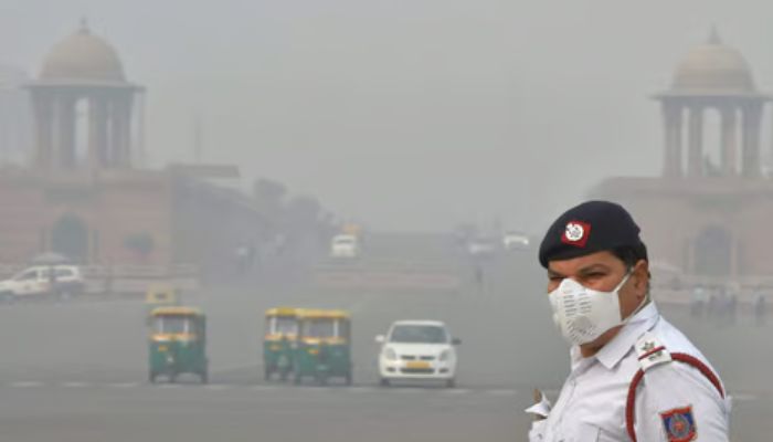 Delhi Pollution: धुंध में लिपटी राजधानी, दिल्ली के इन इलाकों में सांस लेना हुआ हराम,  AQI पंहुचा खतरे के पार