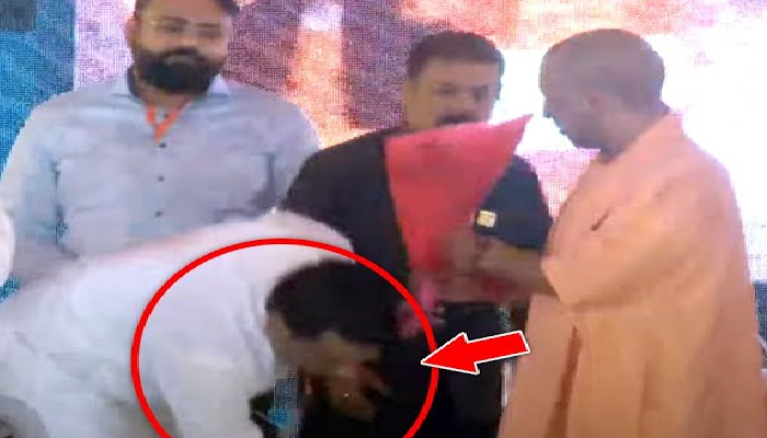 अचानक मंत्री छूने लगे योगी के पैर ! हैरान CM ने फिर जो किया…