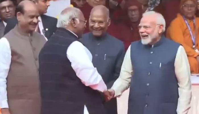 संसद के अंदर दुश्मन,बाहर दोस्त ! हाथ मिलाकर ठहाका लगाते दिखे पीएम मोदी और मल्लिकार्जुन खरगे आखिर क्या हुई बात ?