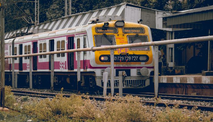 Indian Railway: भीड़ की वजह से नहीं लें पा रहे स्टेशन से टिकट, तो घर बैठे इस ऑनलाइन ऐप से करें बुक