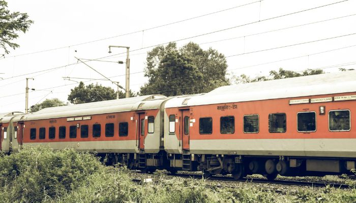 Indian Railway: ट्रेन Insurance में अगर आपने नहीं किया ये काम तो बिमा लेने में होगी परेशानी ...