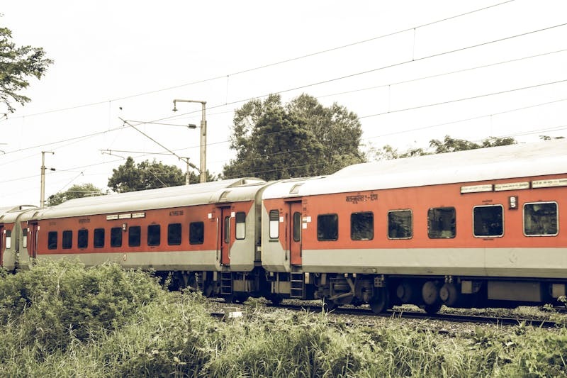 Indian Railway: बिना टिकट यात्रा करने पर TTE दें सकता है ये सजा, जानें क्या है टीटीई के अधिकार