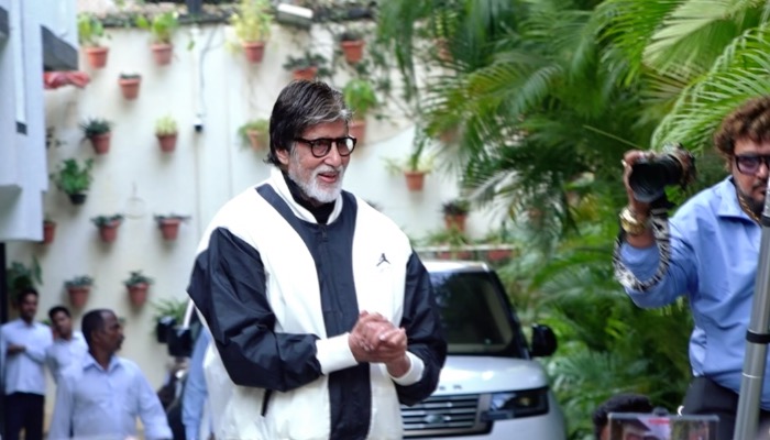 Amitabh Bachchan पर फैंस ने लुटाया जमकर प्यार, झलक पाने के लिए जलसा के बाहर उमड़ी भीड़