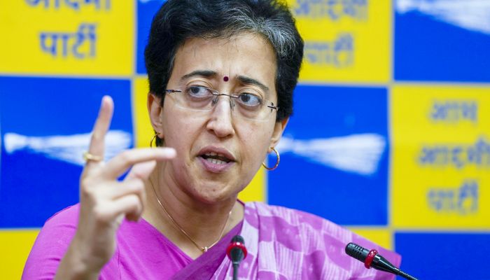 Atishi New Delhi CM: बन गई आतिशी की सरकार, राज भवन में इन कैबिनेट मंत्री के साथ ली CM पद की शपथ