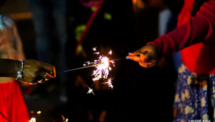 Diwali 2024 : पटाखों से अगर हो गया है हादसा, तो इस इंश्योरेंस क्लेम से होगी भरपाई