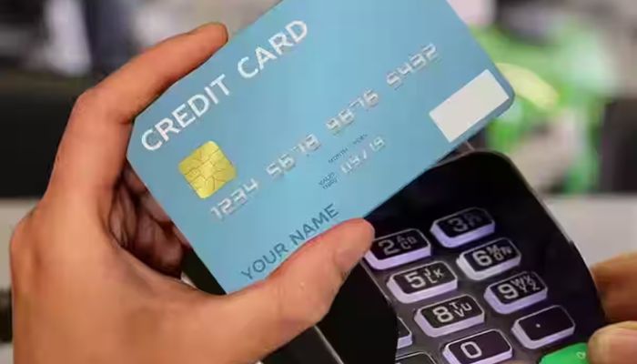 Credit Card: अगर बैंक नहीं कर रहा क्रेडिट कार्ड बंद , तो घर बैठें मिलेंगे आपको 500 रुपये