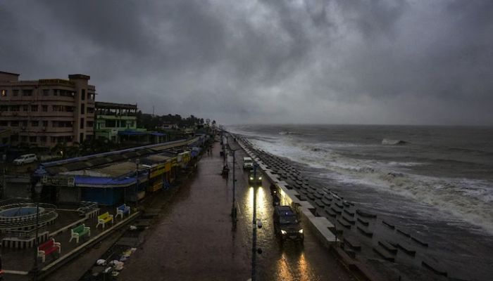 Cyclone Dana: चक्रवर्ती तूफ़ान की वजह से इन ट्रेनों को किया रद्द , सरकार ने जारी की एडवाइजरी