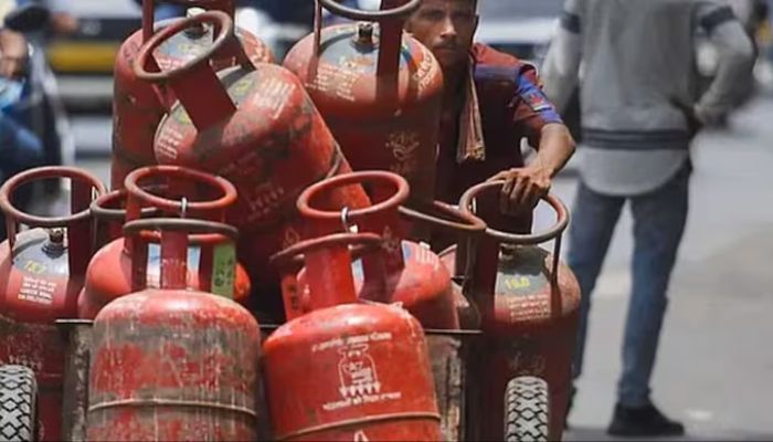 Gas Cylinder Price: बढ़ गए सिलिंडर के दाम, जानें कितना पड़ेगा जेब पर असर