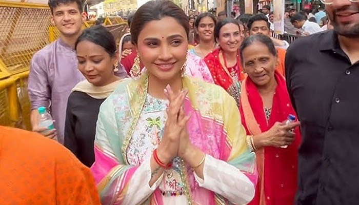 Lalbhagcha Raja के दर्शन करने पहुंची Daisy Shah, ऐसे लिया बप्पा का आशीर्वाद !