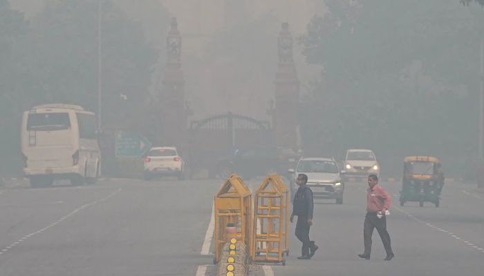 Delhi Pollution: दिल्ली और यूपी में घुट रहा है दम, जहर बनी हवा ,मास्क पहननें पर लोग मजबूर, सरकार ने जारी किया अलर्ट