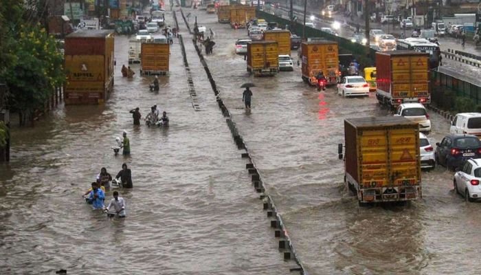 भारी बारिश से Delhi में जलभराव | घंटों Traffic में फंसे लोग