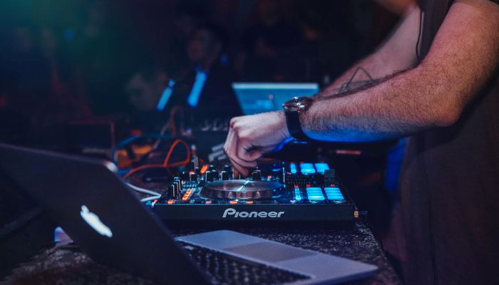 DJ Using Rules At Night: अब आप रात 10 बजे के बाद भी बजा सकते है शादी-पार्टियों में डीजे, जानें नियम