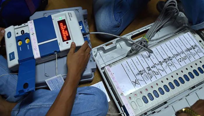 महाराष्ट्र में EVM मशीन खराब, मतदाताओं को भारी परेशानी का करना पड़ रहा है सामना