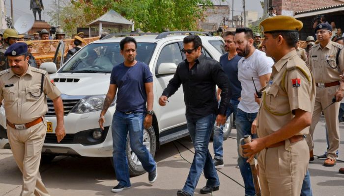 Salman Khan Security: धमकी के बाद गैलेक्सी अपार्टमेंट की बढ़ी सुरक्षा, सलमान के घर AK -47 के साथ तैनात हुई 30 पुलिस