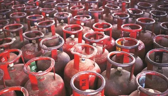 Free Gas Cylinder: जन्माष्टमी पर सरकार दें रही है महिलाओं को ये बड़ा तोहफा, जिसे सुन ख़ुशी से उछल पड़ेंगे आप