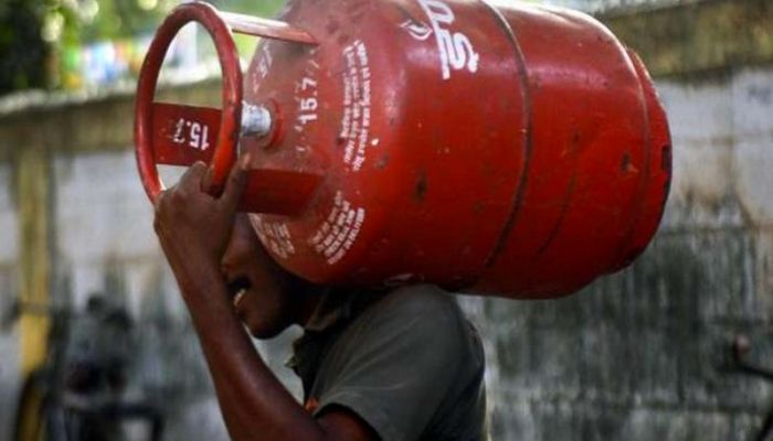 Free LPG Cylinder: गणेश चतुर्थी पर दिया सरकार ने महिलाओं को बड़ा तोहफा, सुनते ही ख़ुशी से झूम उठेंगी गृहणी