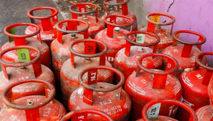 Free Cylinder: सरकार ने दी अपने नागरिकों को दोगुनी ख़ुशी, दिवाली से पहलें मिलेंगे फ्री गैस सिलिंडर