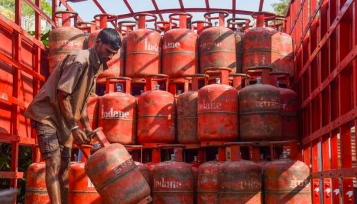 Free Gas Cylinder: सरकार अपने नागरिकों को दिवाली के तोहफे में दें रही है मुफ्त गैस सिलिंडर, जल्दी करें अप्लाई