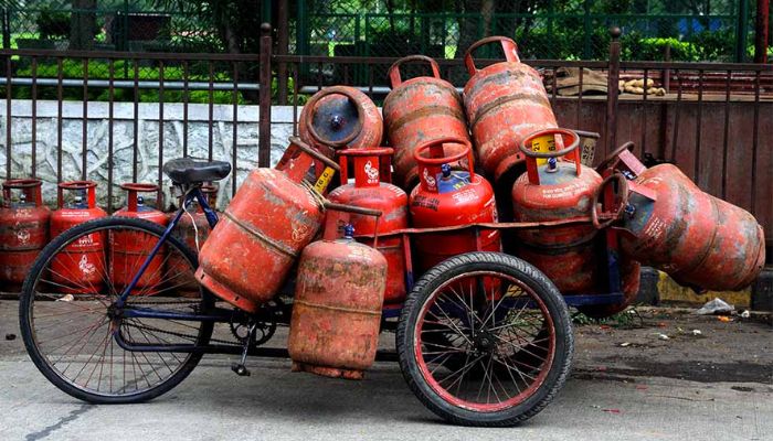 Gas Cylinder: अगर हो रहा है गैस सिलिंडर लीक, तो तुरंत सावधानी से करें ये काम