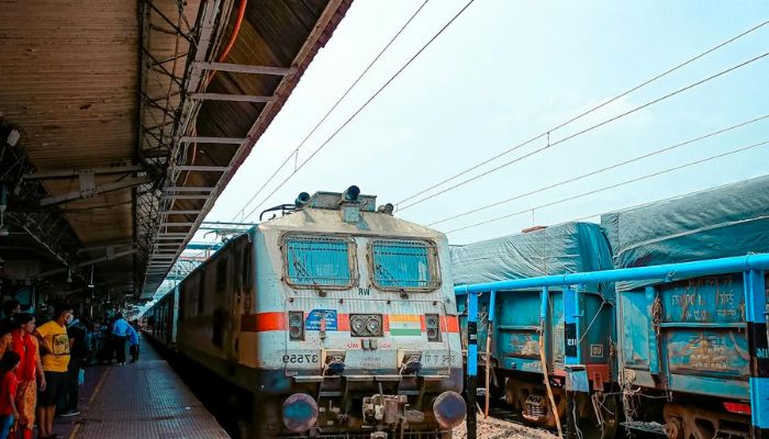 Indian Railway: अगर सफर करते वक्त वंदे भारत में खो गया है आपका सामान, तो रेलवे इस तरह देगा मुआवजा