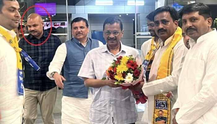 घिनौनी तस्वीर में फंस गए Kejriwal, संजय सिंह के खिलाफ गुस्से में स्वाति मालिवाल !।Kadak baat।