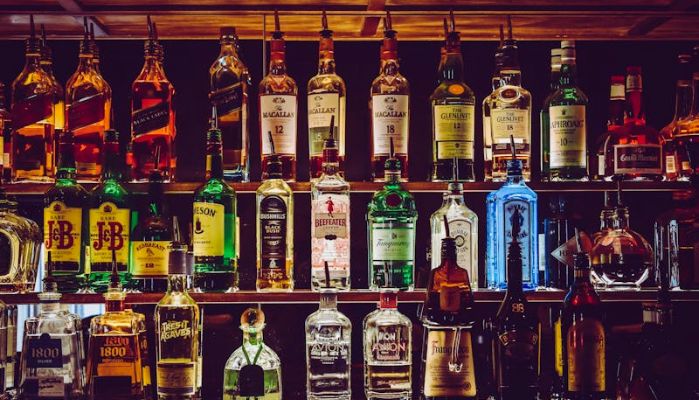 Liquor License: शराब बेचने का ही नहीं शराब पीने का भी लगता है लाइसेंस, जानें क्या है लीकर के नियम