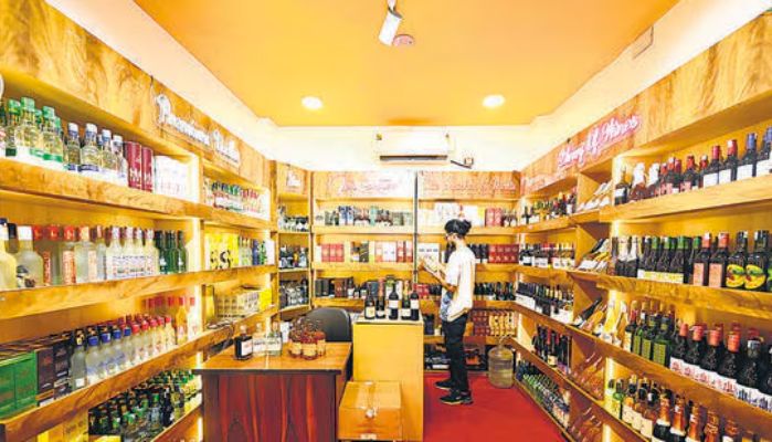 Liquor Overpricing Complaint: शराब पर अगर कोई प्रिंट रेट से ज्यादा मांगे पैसे तो यहां तुरंत करें शिकायत