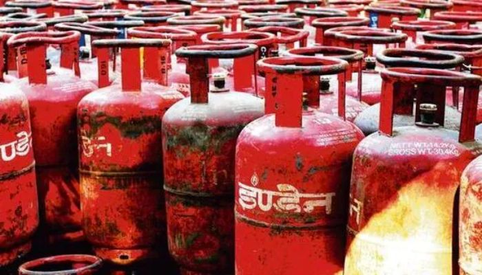 LPG Price: महंगाई ने फिर ढाए सितम, गैस सिलिंडर हुए महंगे, तनख़्वा पर पड़ेगा ख़ासा असर