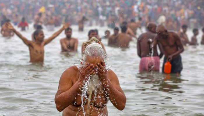 मकर संक्रांति का पहले स्नान पर अयोध्या और हरिद्वार में श्रद्धालुओं ने लगाई आस्था की डूबकी