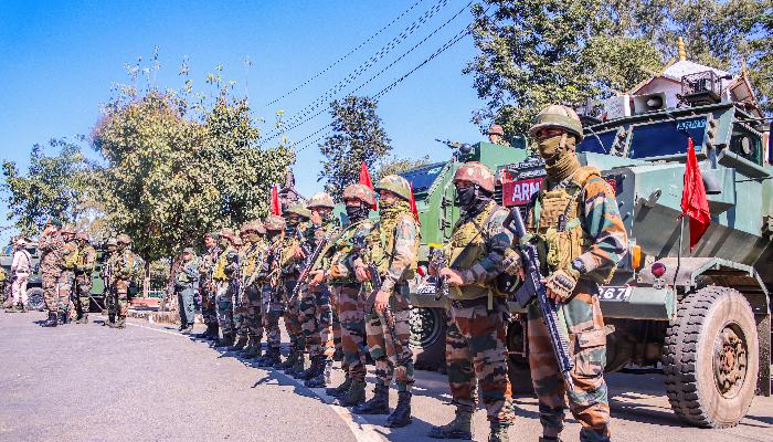 मणिपुर में बिगड़े हालात, 8 नई सुरक्षा कंपनियां पहुंचीं इंफाल, हालात काबू में लाने की कोशिश