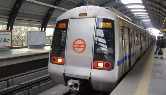 Metro Ticket: मेट्रो ने शुरू की एक शानदार सुविधा, अब QR कॉर्ड से एक टाइम के रिचार्ज पर कर सकते है महीनों तक यात्रा