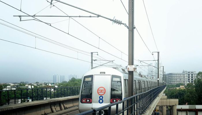 Metro Facility: मेट्रो ने शुरू की नयी सुविधा, अब स्टेशन पर भी कर सकेंगे फ़ोन को चार्ज