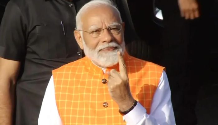 Lok Sabha Election 2024: PM Modi ने अहमदाबाद में डाला वोट, लोगों को दिए ऑटोग्राफ! देखें वीडियो