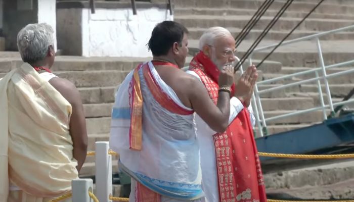 भक्ति में लीन थे PM Modi, अचानक SPG को कुछ दिखा, किया ऐसा इशारा, फिर जो हुआ