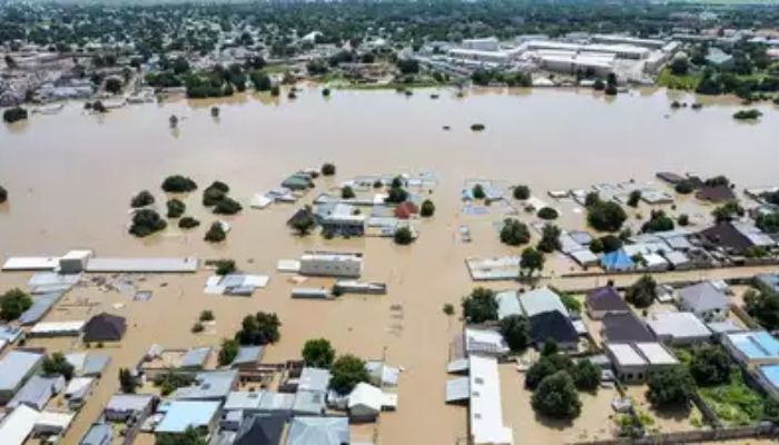 Floods: भारी बारिश के बाद बाढ़ ने मचाई तबाही, अब तक 321 लोगों की हुई मौत