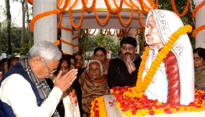 सीएम नीतीश कल्याण बिगहा पहुंचे, मां को पुण्यतिथि पर दी श्रद्धांजलि, राज्यपाल भी रहे मौजूद