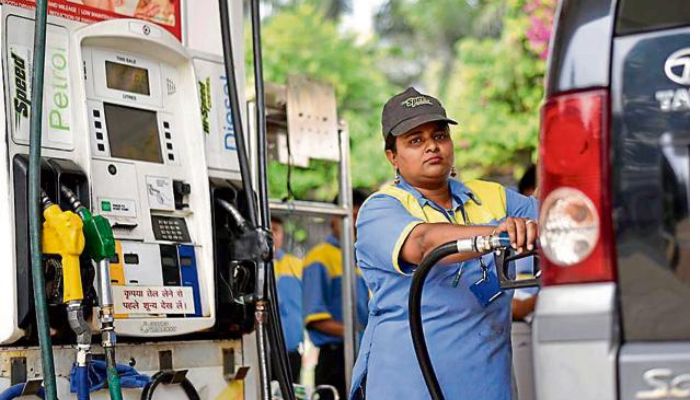 Petrol Pump: गाड़ी में तेल भरवाने से पहले सिर्फ मीटर पर '0'  ही नहीं देखना चाहिए, इन चीजों की भी करें जांच, वर्ना जेब से फालतू के खर्च  होंगे पैसे