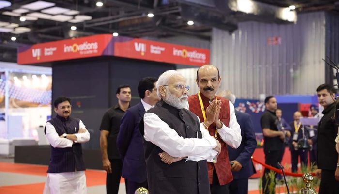 PM Modi: दिल्ली के भारत मंडपम में पीएम मोदी ने किया इंडिया मोबाइल कांग्रेस 2024 का उद्घाटन, 3,000 से अधिक उद्योग जगत के नेता हुए शामिल