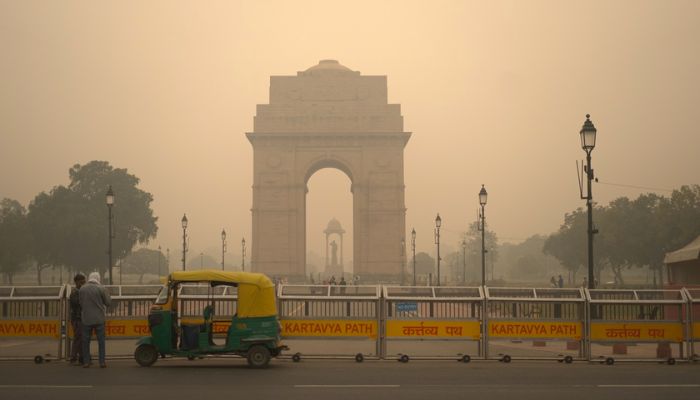 Delhi Pollution: दिल्ली में बद से बदत्तर होती जा रही है हवा, लोग मास्क लगाने पर हो रहे है मजबूर, AQI लेवल का स्तर बढ़ा