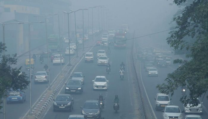 Delhi Pollution: दिल्ली की हवा में घुला ज़हर, सांस लेने में हुई परेशानी , AQI लेवल पंहुचा 400 पार