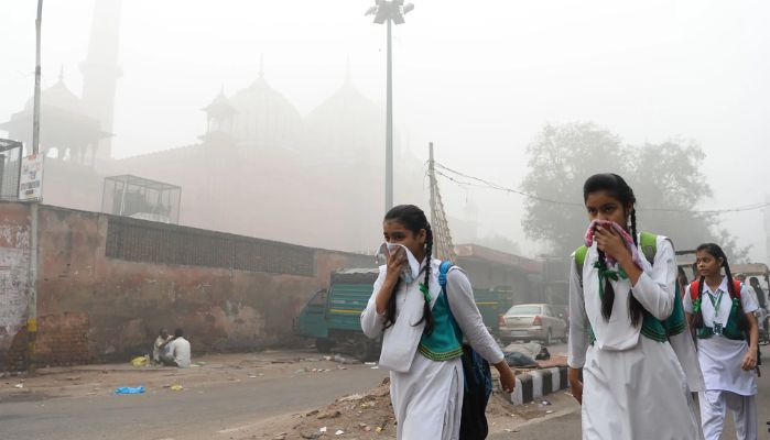 Delhi Pollution: दिल्ली में छाया हर तरफ धुआँ धुआँ, AQI लेवल में हुई काफी बढ़ोतरी