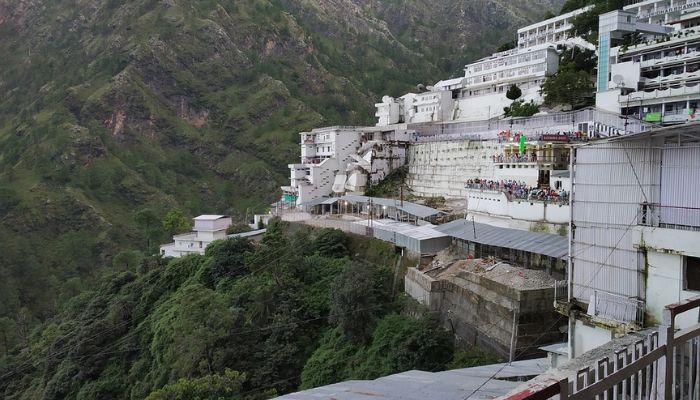 IRCTC Vaishno Devi Tour Package: गर्मियों में परिवार के साथ करे माता वैष्णो देवी के दर्शन, इतने सस्ते में दोबारा नहीं मिलेगा मौका