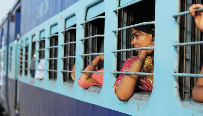 Indian Railway: अगर हो गई चलती ट्रेन में तबियत ख़राब , तो तुरंत इस नंबर पर कॉल कर लें मडिकल मदद