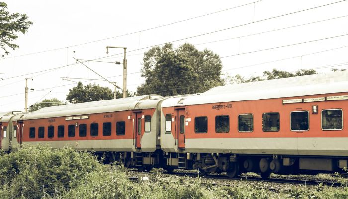 Indian Railway: अगर रेलवे में खाने को लेकर है कोई शिकायत, तो तुरंत ऐसे करें कंप्लेंट दर्ज