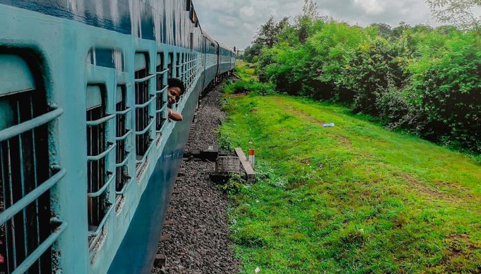 Indian Railway: बारिश की वजह से हो गई ट्रेन रद्द, तो मिलेगा टिकट का पैसा, रेलवे का नया नियम