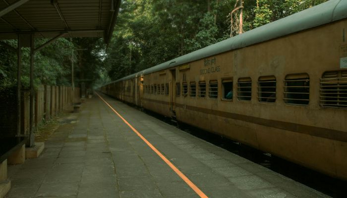 Indian Railway: दिव्यांग कोच में अगर भूल से भी बैठें, तो खानी पड़ सकती है जेल की हवा