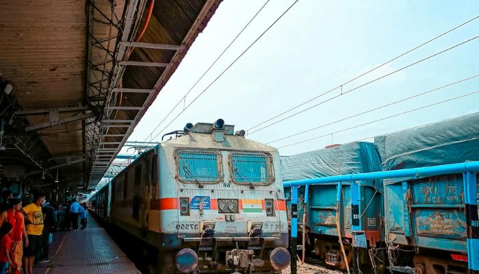 Indian Railway: रेलवे में सिर्फ इन लोगों को मिलती है ट्रेन के टिकट में छूट, क्या आप भी हैं इसके हकदार, जानिए